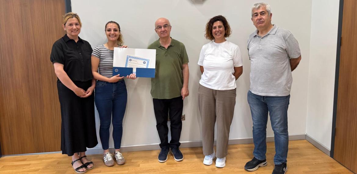Sayın Dekanımız Prof. Dr. Nazmi EKREN Tarafından Yeni Başlayan Araştırma Görevlisine Tebrik Belgesi